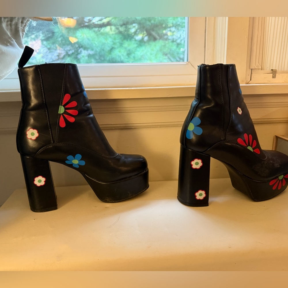 Dolls Kill Size 7 Daisy Boots